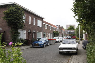 914454 Gezicht in de Govert Flinckstraat te Utrecht, met rechts op de voorgrond een Opel Commodore uit 1968.